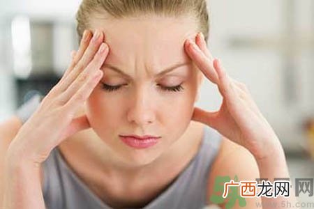偏头痛的原因是什么？女性偏头痛的症状有哪些？