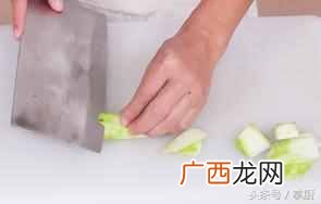 炒年糕怎么做才好吃（买来年糕片怎么做不粘锅