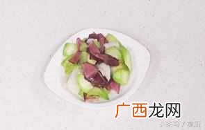 炒年糕怎么做才好吃（买来年糕片怎么做不粘锅
