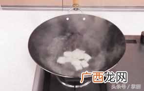 炒年糕怎么做才好吃（买来年糕片怎么做不粘锅