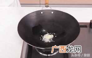 炒年糕怎么做才好吃（买来年糕片怎么做不粘锅