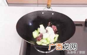 炒年糕怎么做才好吃（买来年糕片怎么做不粘锅
