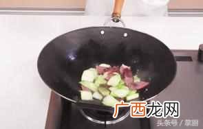炒年糕怎么做才好吃（买来年糕片怎么做不粘锅