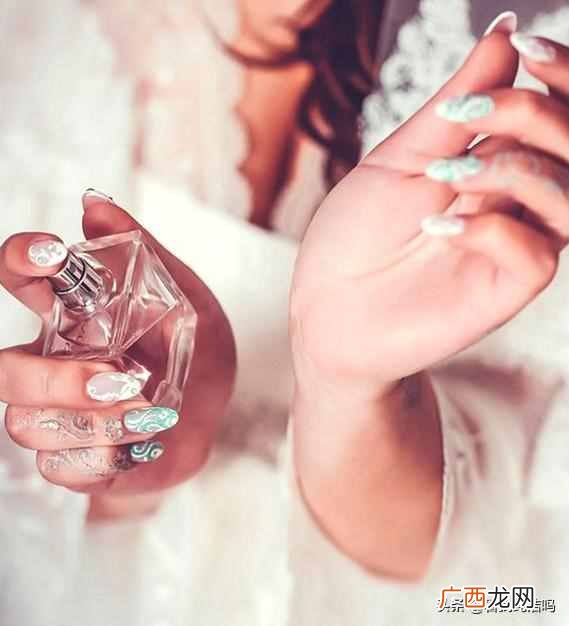 香水怎么用香味持久妇（女士香水喷在什么部位