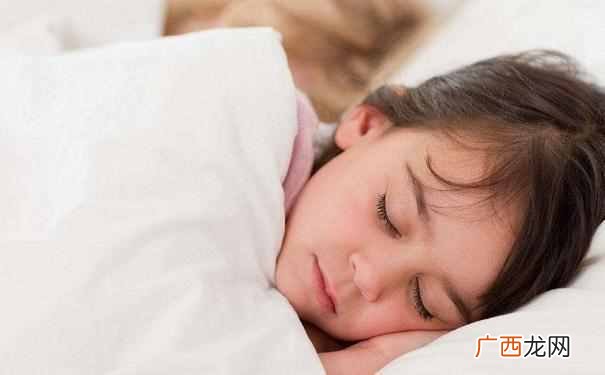 小孩睡觉磨牙是怎么回事（孩子磨牙踢被子是积