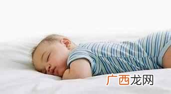 小孩睡觉磨牙是怎么回事（孩子磨牙踢被子是积