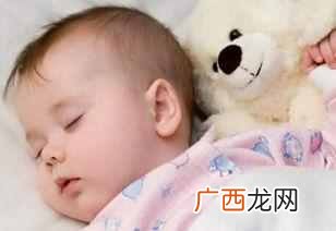 小孩睡觉磨牙是怎么回事（孩子磨牙踢被子是积