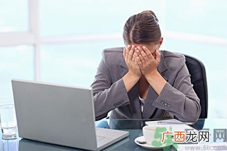眼睛干涩是什么原因?眼睛干涩用什么眼药水?
