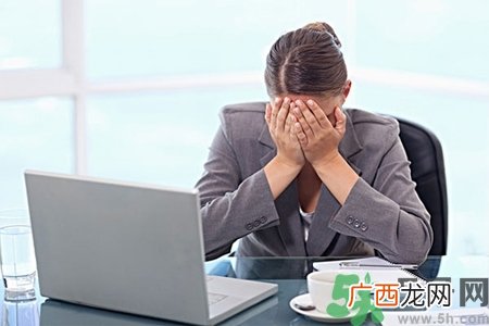 眼睛干涩看东西模糊用什么眼药水？