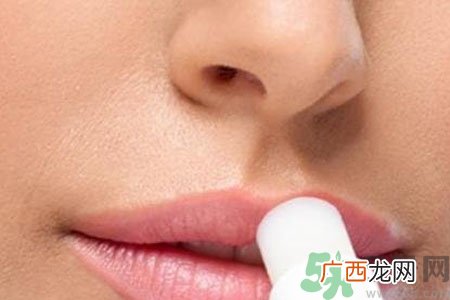 嘴巴起皮很干怎么办？嘴巴起皮很干怎么回事？