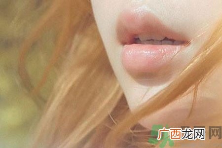 嘴巴起皮是上火了吗？嘴巴干裂起皮是什么原因？