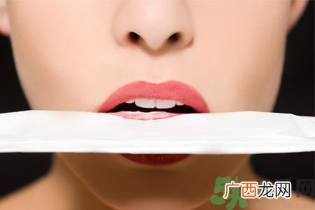 嘴巴起皮是上火了吗？嘴巴干裂起皮是什么原因？