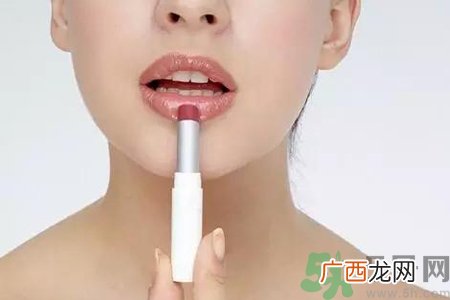 嘴巴起皮是怎么回事?嘴巴干裂起皮很疼怎么办?