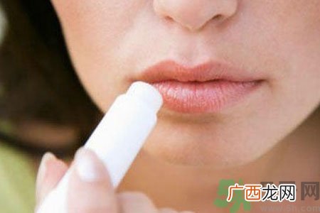 嘴巴起皮是怎么回事?嘴巴干裂起皮很疼怎么办?