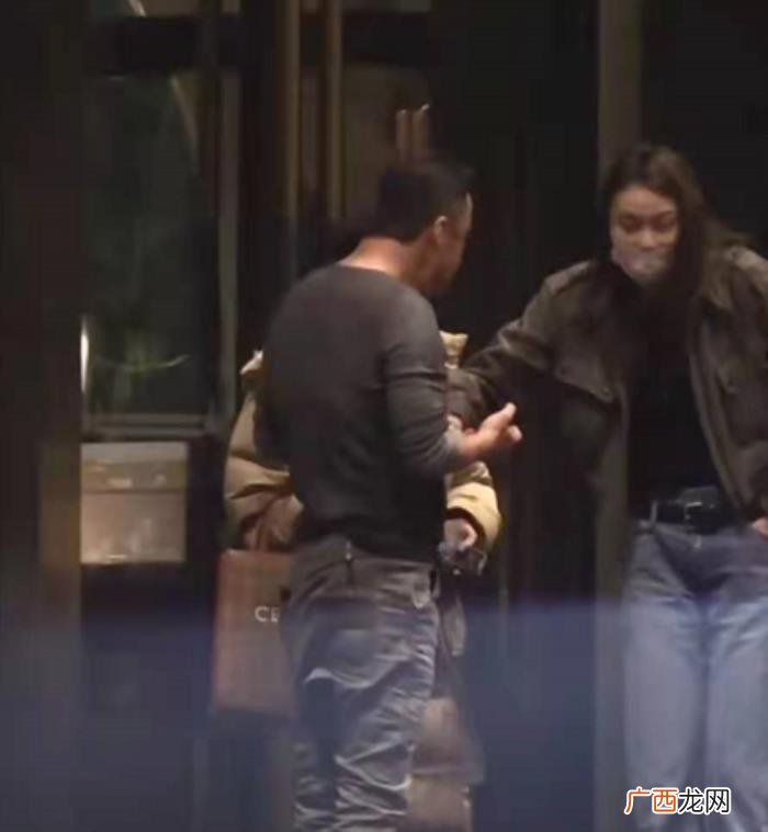 耍酒疯拽着美女不让走 酒后耍酒疯是人品问题