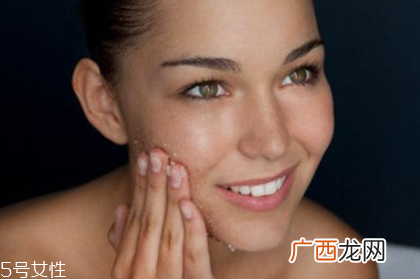 痘痘肌可以去角质吗？不严重时可以去角质