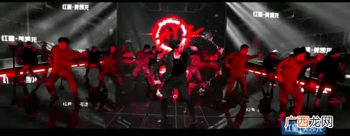 易烊千玺现场版，易烊千玺唱歌成车祸现场
