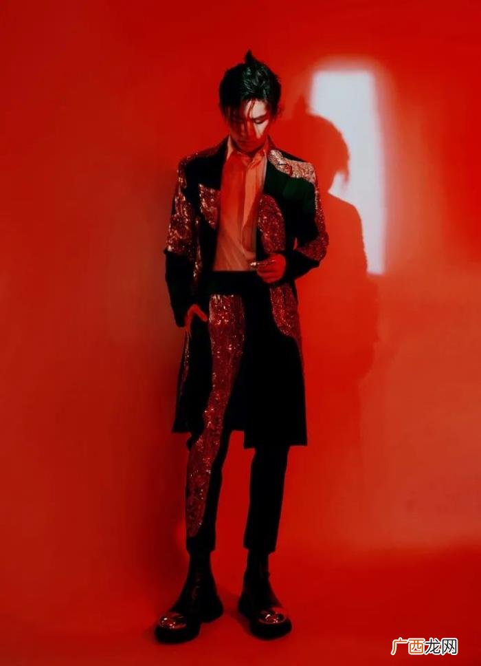 易烊千玺现场版，易烊千玺唱歌成车祸现场