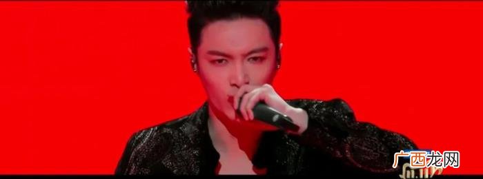 易烊千玺现场版，易烊千玺唱歌成车祸现场