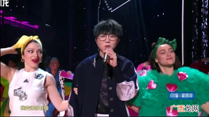 易烊千玺现场版，易烊千玺唱歌成车祸现场