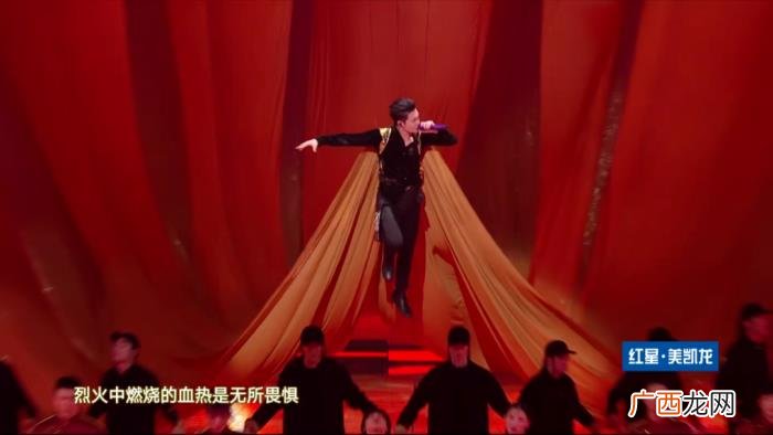 易烊千玺现场版，易烊千玺唱歌成车祸现场