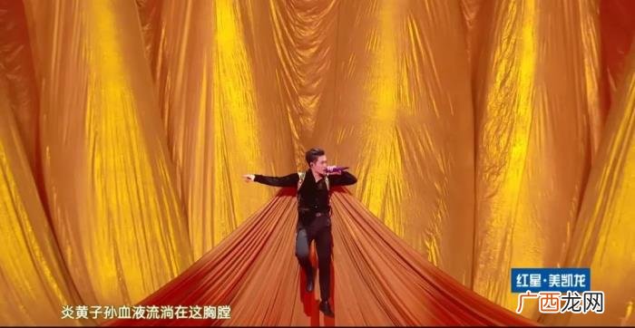 易烊千玺现场版，易烊千玺唱歌成车祸现场