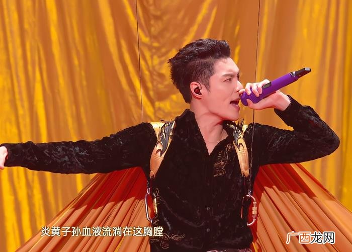 易烊千玺现场版，易烊千玺唱歌成车祸现场