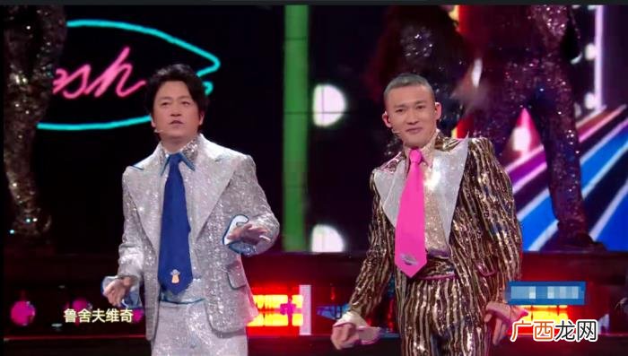 易烊千玺现场版，易烊千玺唱歌成车祸现场