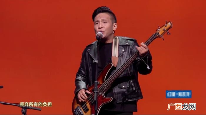 易烊千玺现场版，易烊千玺唱歌成车祸现场