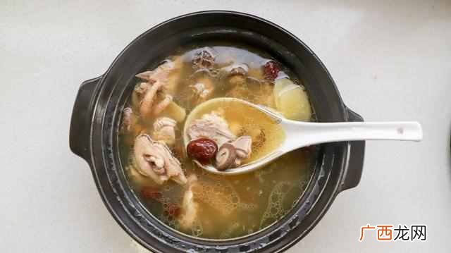 鸡汤炖什么好吃有营养（鸡汤怎么炖美味又滋补