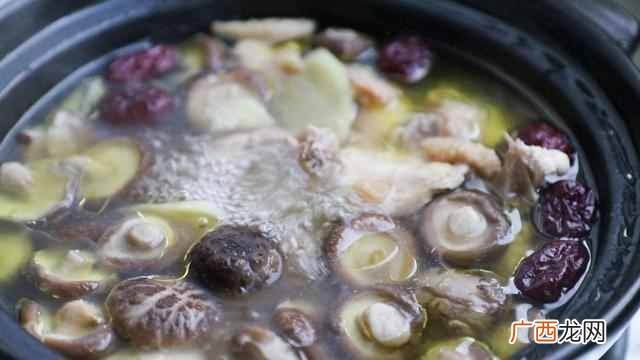 鸡汤炖什么好吃有营养（鸡汤怎么炖美味又滋补
