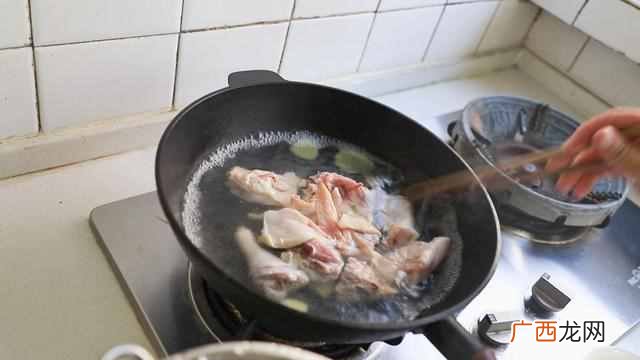 鸡汤炖什么好吃有营养（鸡汤怎么炖美味又滋补
