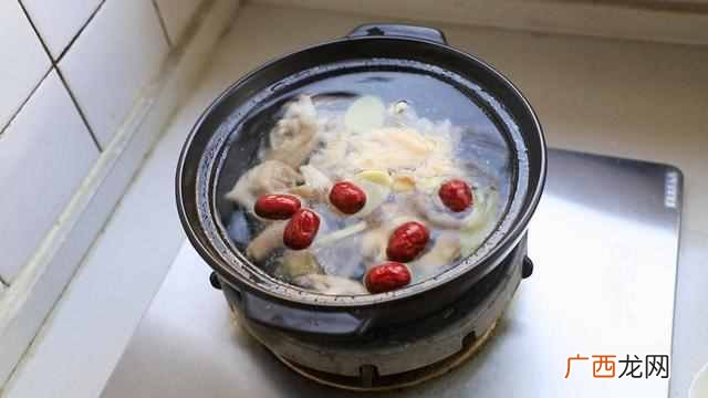 鸡汤炖什么好吃有营养（鸡汤怎么炖美味又滋补
