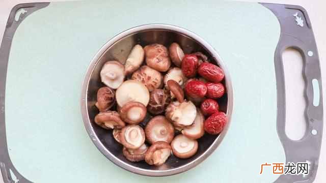 鸡汤炖什么好吃有营养（鸡汤怎么炖美味又滋补