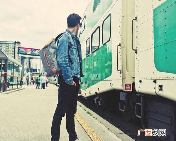 双肩包什么牌子的好（什么品牌的男士双肩包时
