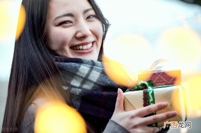 女孩子成人礼送什么礼物比较好 女孩过生日送什么礼物合适