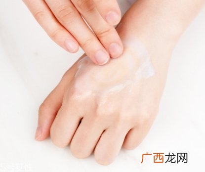 乳液可以抹头发吗？乳液可以防止头发分叉