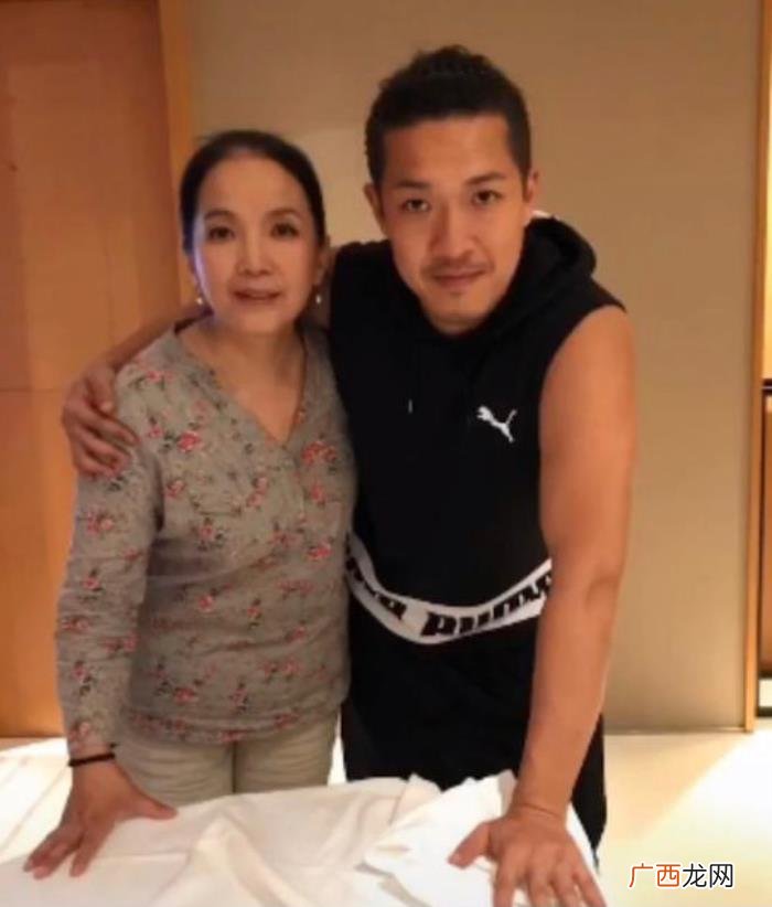 61岁吕丽萍与三婚老公同框庆生 吕丽萍老公