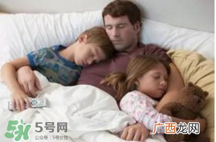 一家三口都尿床尿床是怎么回事