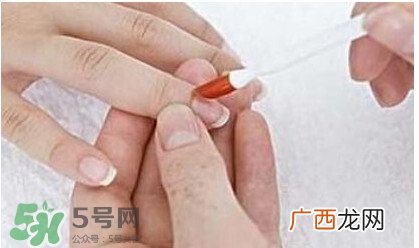 脚上的灰指甲怎么治疗？脚上的灰指甲的治疗方法