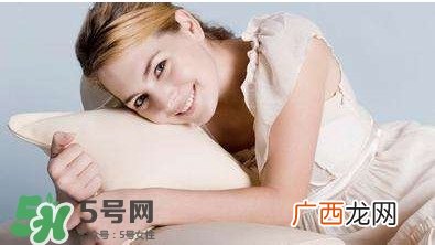 月经量少颜色发黑是怎么回事？月经量少怎么办