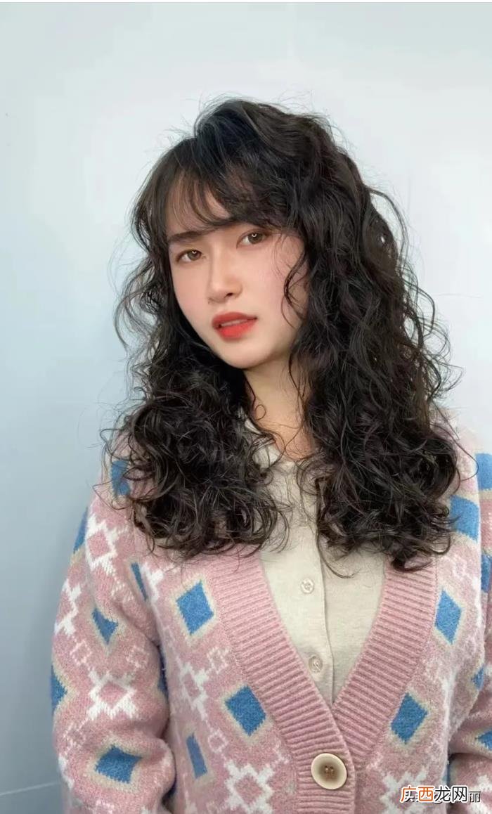 现下最流行的女生发型,这才是当下流行的发型