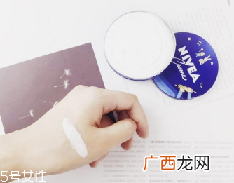 妮维雅小蓝罐正确用法 能补水也能卸妆