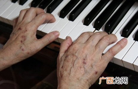 为什么人老了会长老年斑？老年斑是什么原因引起的