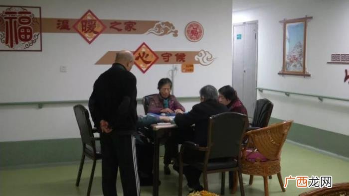 好护工打着灯笼也难找 男护工陪护老人一个月多少钱