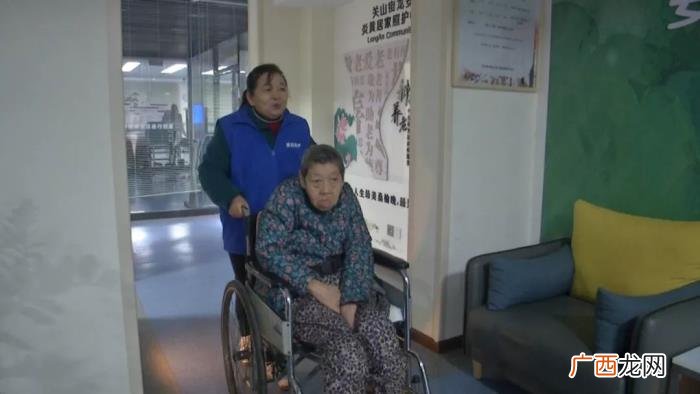 好护工打着灯笼也难找 男护工陪护老人一个月多少钱