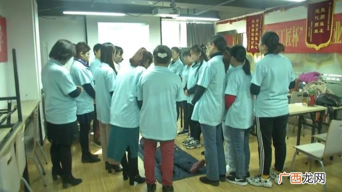 好护工打着灯笼也难找 男护工陪护老人一个月多少钱