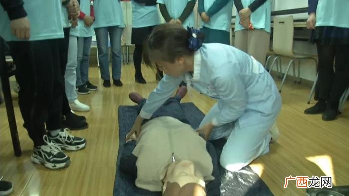 好护工打着灯笼也难找 男护工陪护老人一个月多少钱