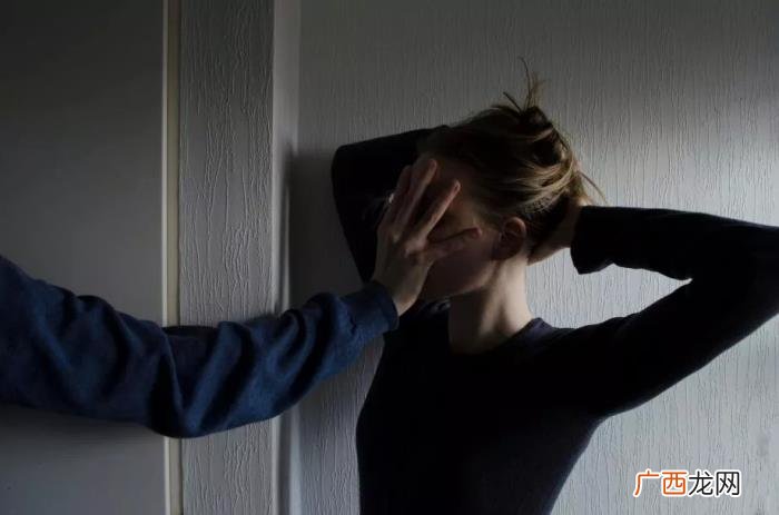 主动跟你说他经济困难的男人，主动开口问你借钱的男人