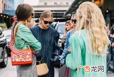 什么颜色适合夏天（夏天适合穿什么颜色衣服好